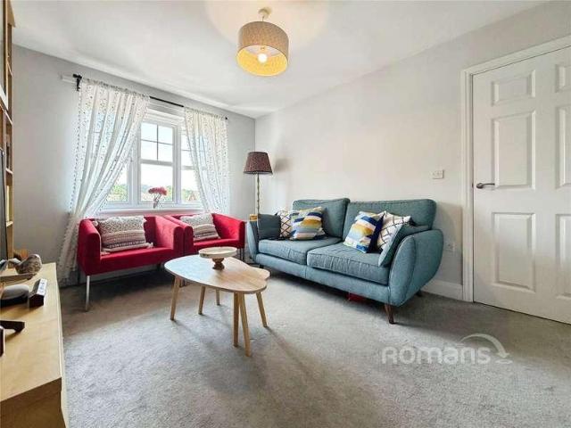 Flat for sale in Heol-las, Surrey