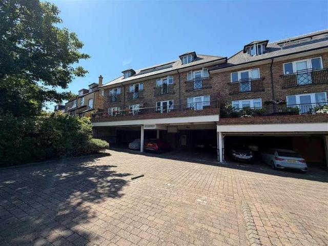 Flat for sale in Winchmore Hill, Greater London