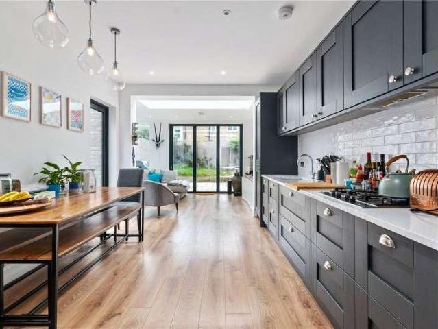 Flat for sale in London Borough of Wandsworth, Greater London