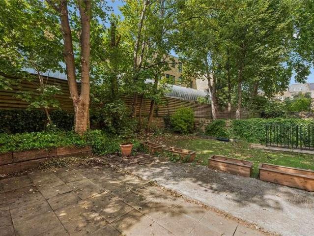 Flat for sale in Islington, Greater London