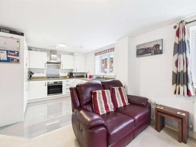 Flat for sale in Emmbrook, Wokingham