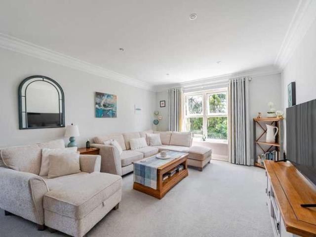 Flat for sale in Wormley, Fole