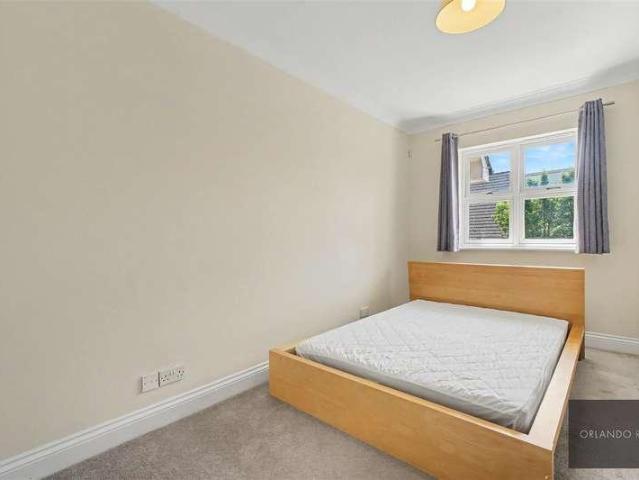 Flat for sale in Oval, Greater London