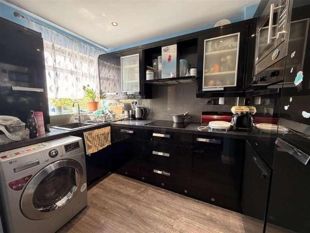Flat for sale in Bowes, Greater London