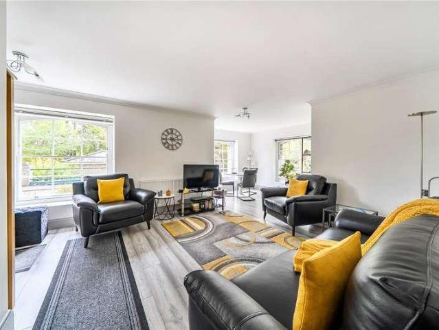 Flat for sale in Shooters Hill, Greater London