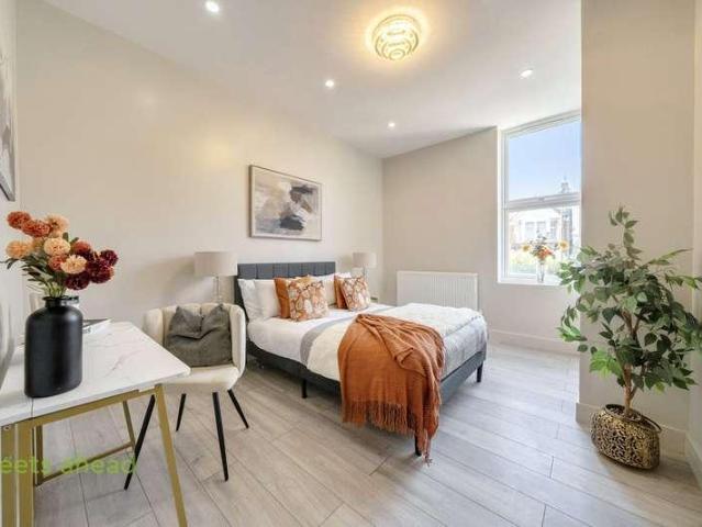 Flat for sale in London Borough of Croydon, Greater London