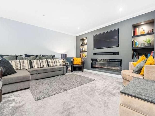 Flat for sale in Cardiff Bay, Falcon Lodge