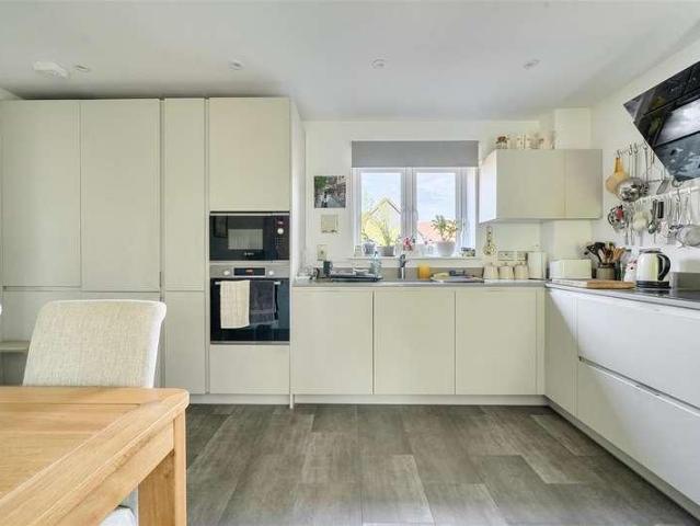 Flat for sale in Buckler's Park, Crowthorne