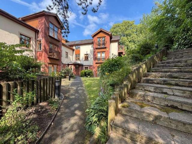 Flat for sale in Heaton Park, Bury