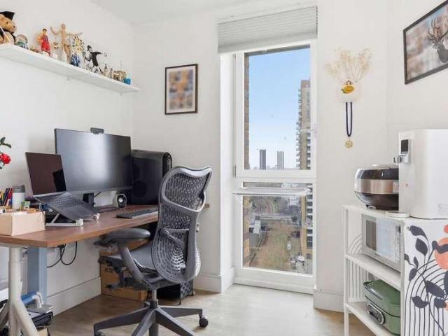 Flat for sale in Bromley-by-Bow, Bow
