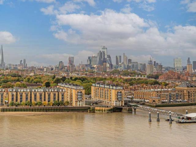 Flat for sale in Canary Wharf, Greater London