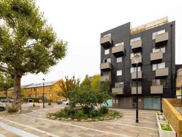 Flat for sale in North Kensington, Greater London