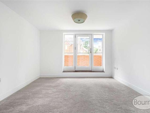 Flat for sale in Woking, Surrey