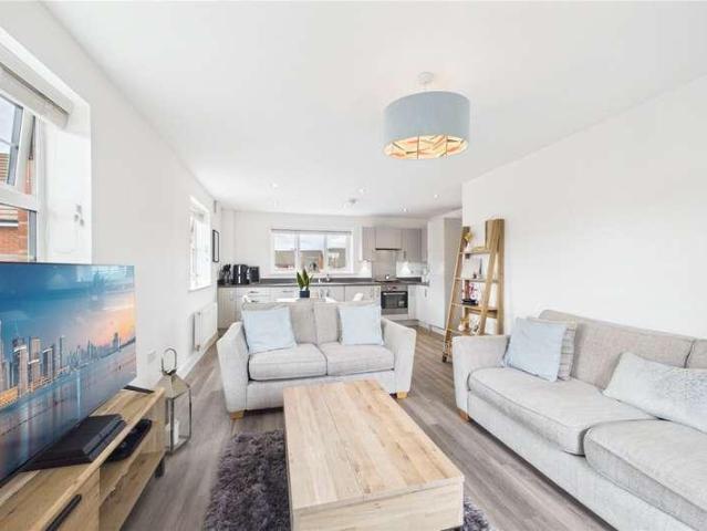 Flat for sale in Shinfield, Three Mile Cross