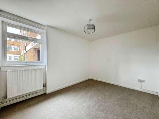 Flat for sale in Easthampstead, Bracknell