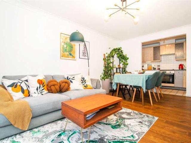 Flat for sale in Kingston Upon Thames, Norbiton