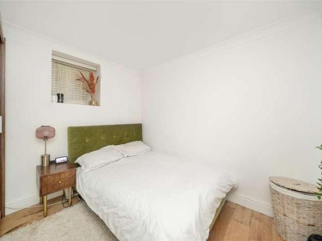 Flat for sale in London Borough of Merton, Raynes Park