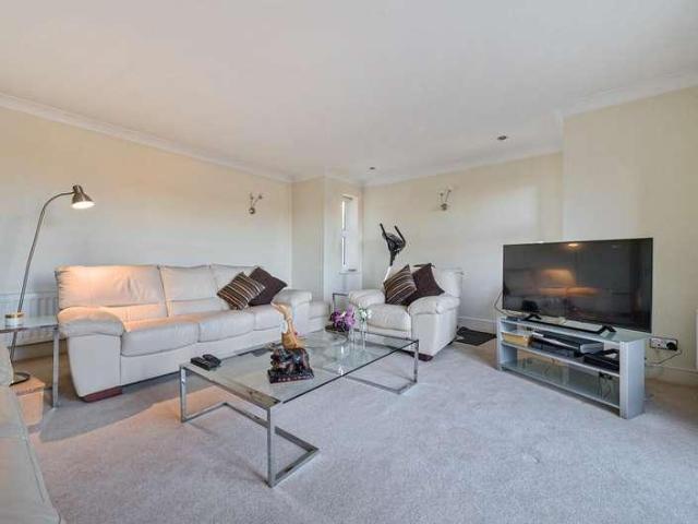 Flat for sale in Whetstone, Oakleigh Park