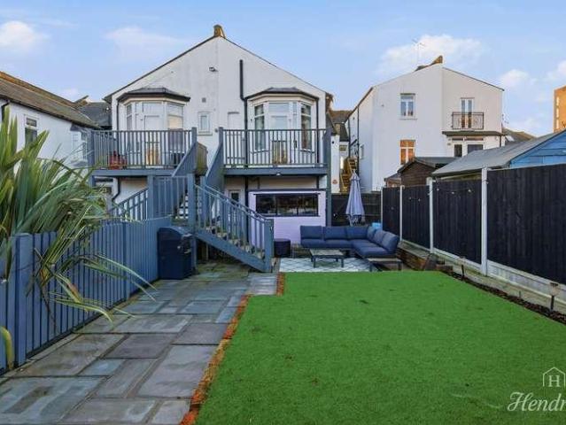 Flat for sale in Alton Barnes, Essex