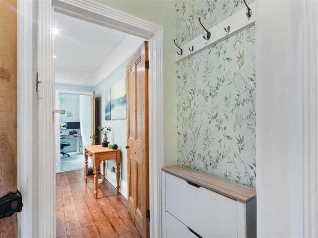 Flat for sale in London Borough of Merton, Raynes Park
