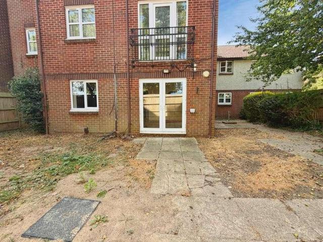Flat for sale in Yiewsley, Greater London