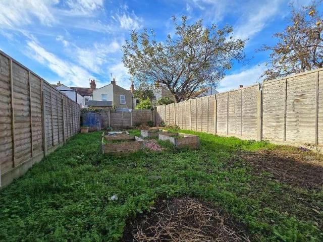 Flat for sale in Prittlewell, Alton Barnes