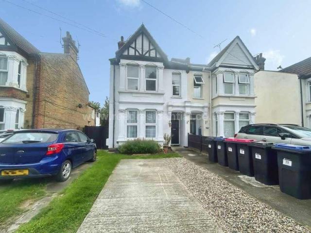 Flat for sale in Alton Barnes, Essex