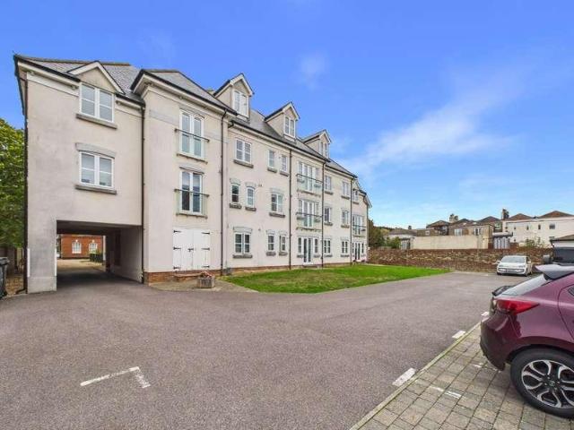 Flat for sale in West Worthing, Worthing