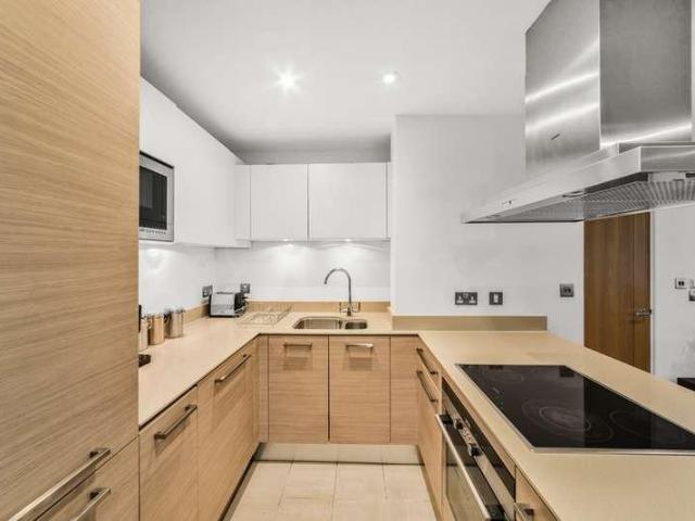 Flat for sale in Vauxhall, Greater London