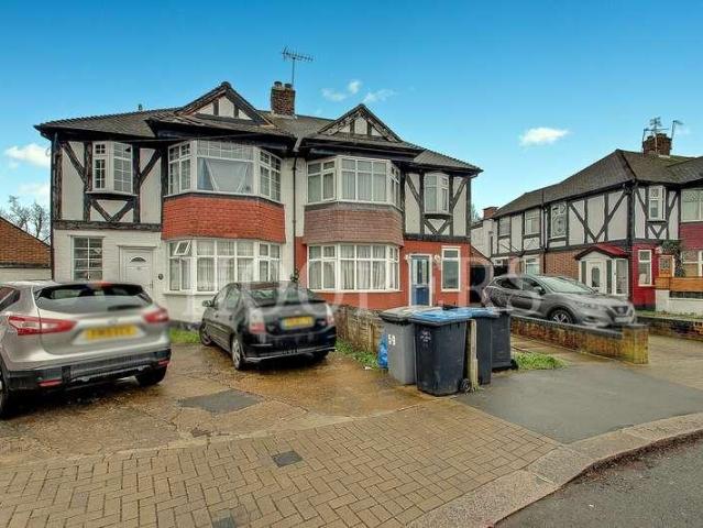 Flat for sale in Dollis Hill, Greater London