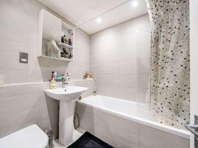 Flat for sale in Pinner, Eastcote