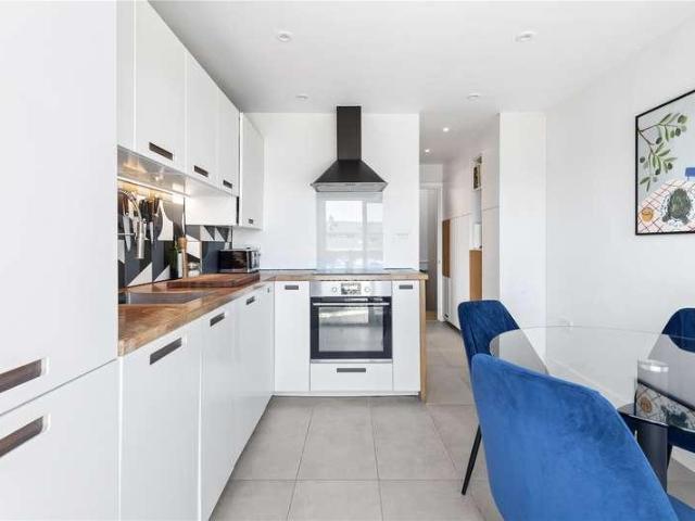 Flat for sale in Clapham Junction, Greater London