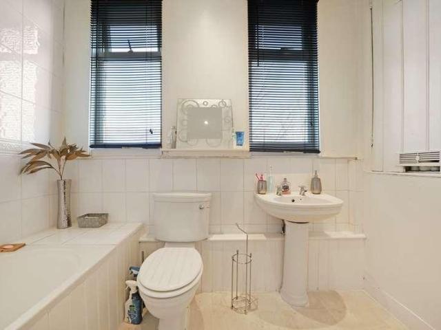 Flat for sale in London Borough of Croydon, Thornton Heath