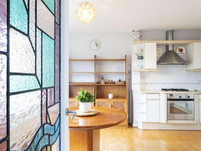 Flat for sale in London Borough of Merton, Raynes Park
