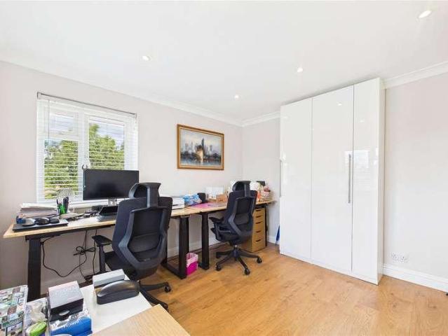 Flat for sale in Heol-las, Surrey