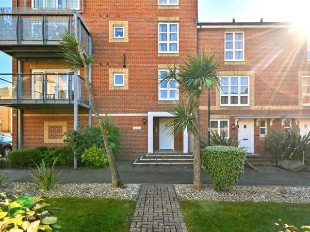 Flat for sale in Crumbles, Eastbourne