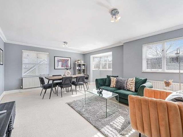 Flat for sale in Thames Ditton, Thames Ditton
