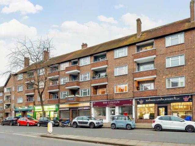 Flat for sale in Mortlake, Greater London