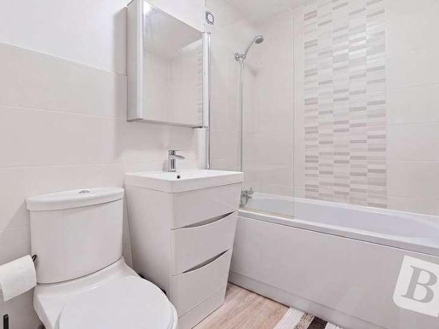 Flat for sale in Hornchurch, Greater London
