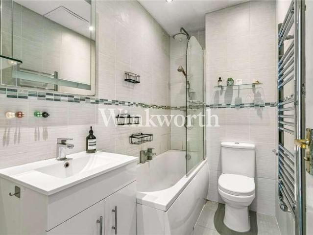 Flat for sale in Brownswood Park, Stoke Newington