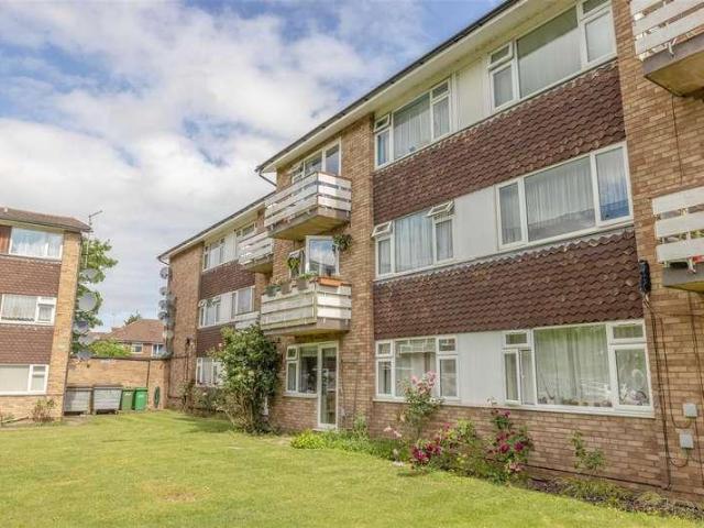 Flat for sale in Slough, Colnbrook
