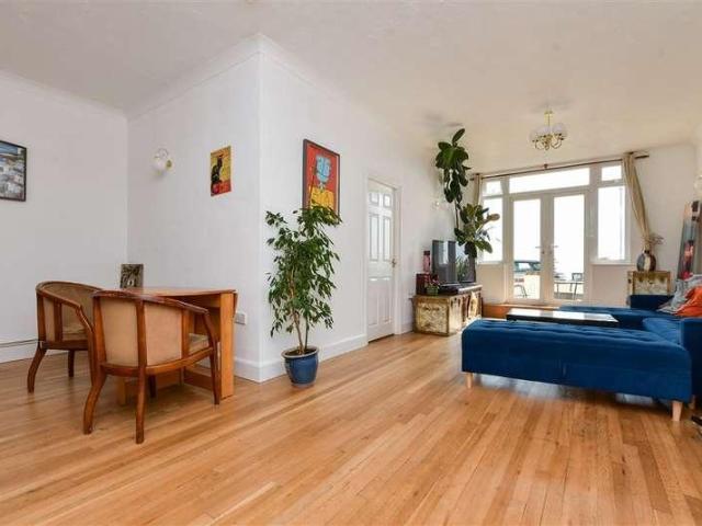 Flat for sale in Ash, Kent