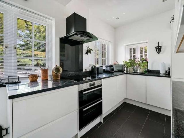 Flat for sale in Oxted, Hillview