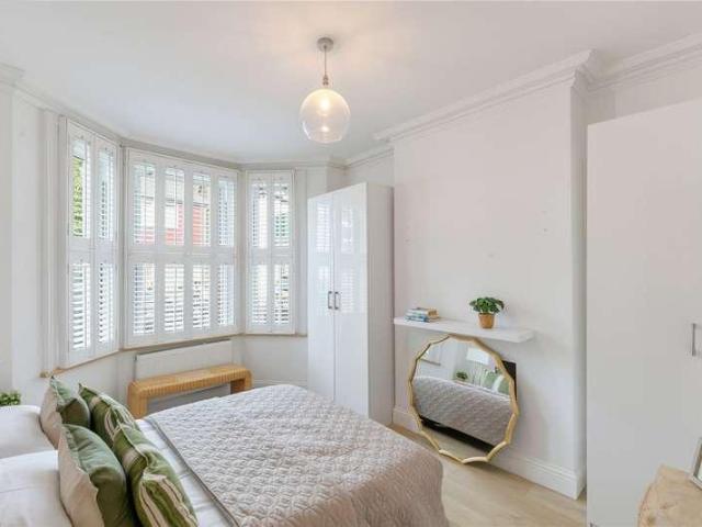 Flat for sale in Clapham Junction, Greater London