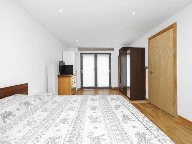 Flat for sale in Old Ford, Bow