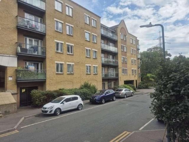 Flat for sale in Ebbsfleet, Monks Orchard