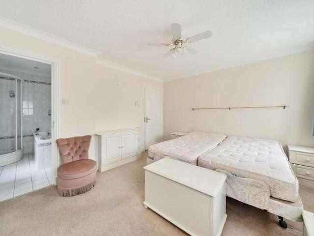Flat for sale in Northwood, Northwood
