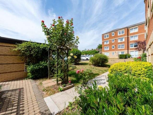 Flat for sale in Midway, Kent
