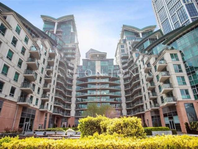 Flat for sale in Vauxhall, Greater London