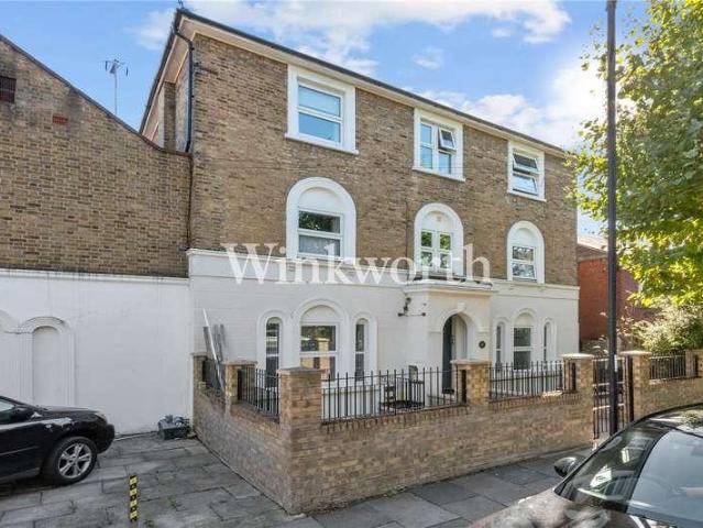 Flat for sale in New Southgate, Greater London